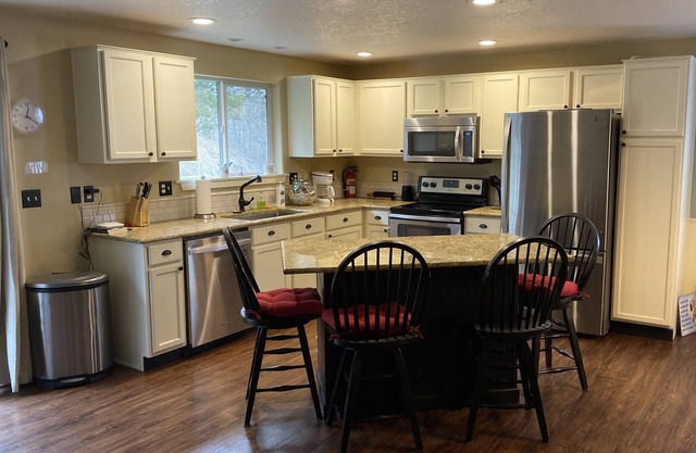 3 bdrm Tovar house: Nehalem Bay, close to Manzanita quiet neighborhood