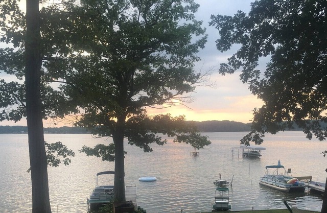 Casa de 4 habitaciones y 12 meses en el magnífico lago de pescado blanco a 20 millas de Grand Rapids