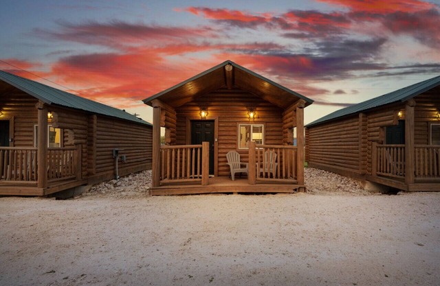 #3 Bear Lake cabin, Newly Remodeled! AC! New Beds! Sleeps 4