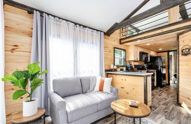 Pet Friendly + Dog Park + Outdoor Games & Firepit Mins to Guntersville