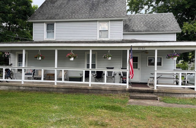 3 bed, 1.5 Baths in Verona Beach, NY- Home w/large vacant lot & fire pit.