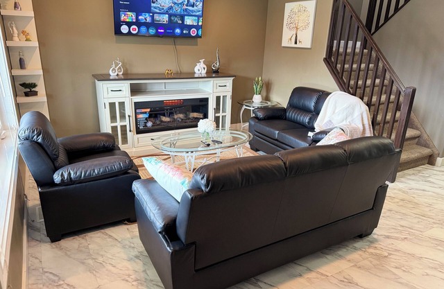 3 bed, 2.5 bath house in Hampton Village 5min away frm YXE Saskatoon Int Airport