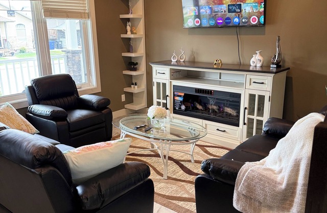 3 bed, 2.5 bath house in Hampton Village 5min away frm YXE Saskatoon Int Airport