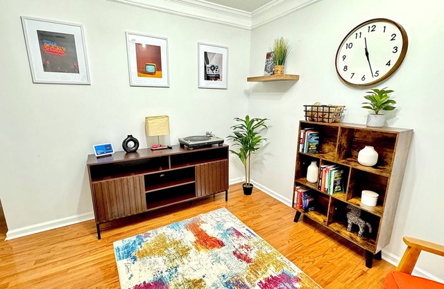 3 Bed 2.5 Bath Townhome Retro Modern Zen Family Friendly Escape