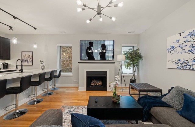 3 Bed 2 Bath Chicago Retreat w Balcony & Parking