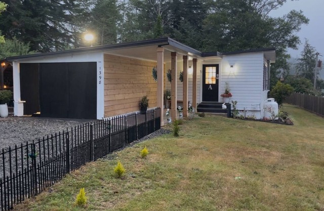 3 Bed-2 Bath Home-Hot Tub, Workout & Game Room, Tree Fort, WiFi, Views