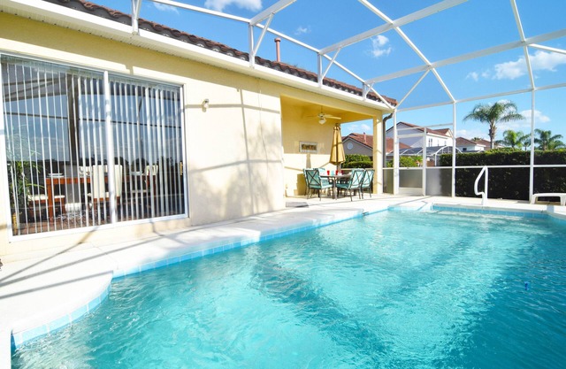 Hermosa casa de 3 dormitorios / 2 baños con piscina privada de tamaño completo, a solo 8 millas de Disney