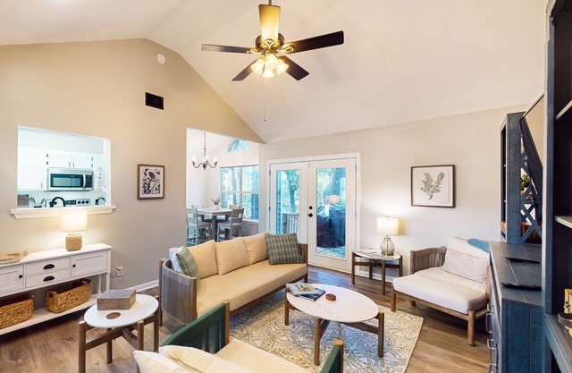 3 bed / 2 bath home w/ High-End Finishes & Private Backyard