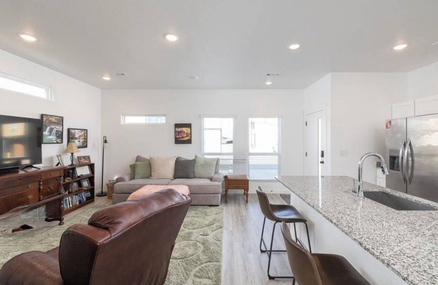 3 Bed 2 Bath house in brilliant Bentonville near downtown & Walmart Home Office