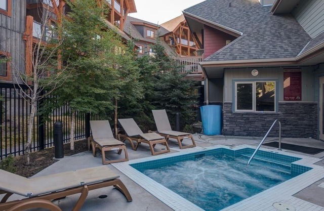 3 bed/2 bath Lodges Escape Sleeps 10/Pool/Hot Tubs