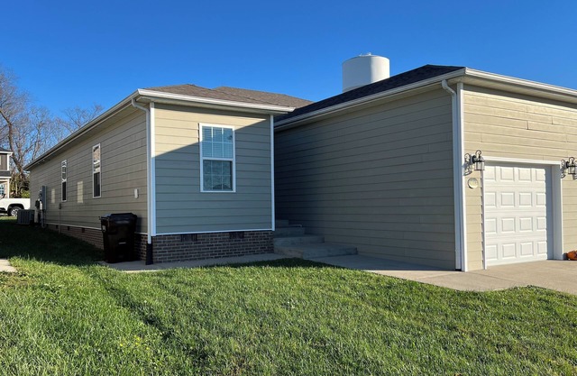 3 Bed 2 Bath Modern Apartment, Utilities Included, Near I-75