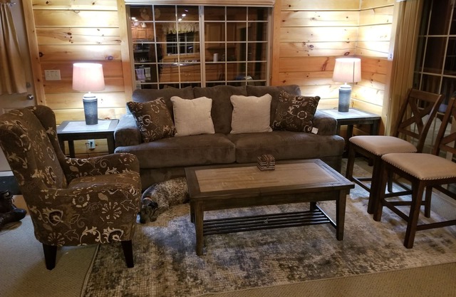 3 bed/2 bath, Pet friendly Log Lakehouse on 5 acres. Private and & relaxing.