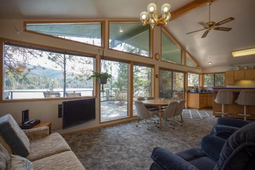 3 Bed 2 Bath Vacation home in Lake Coeur d'Alene