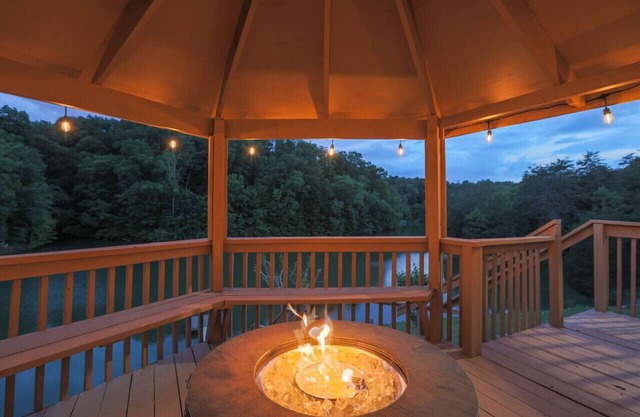 3 bed, 3 bath Lakeside Retreat