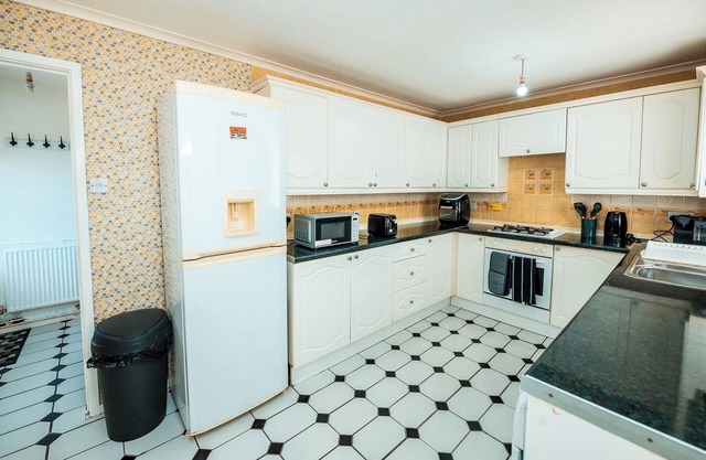 3-bed City Retreat - Sleeps 7, Garden & Parking