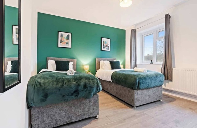 3 Bed Contractor Friendly WIFI Lots Of Parking