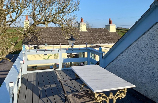 3 Bed Cottage- Immense Gardens - 5 mins drive to Rhosneigr + its stunning beach