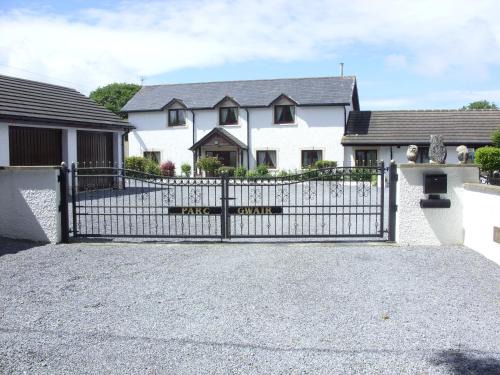 3 Bed Cottage-Sleeps 6-Garden-Hot Tub-Games Room