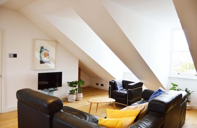 3 Bed Duplex with Kitchen + Netflix + Wifi (Ainger Road)