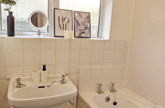 3 bed flat | Sleeps 5 | 1 bath | Parking | Wifi