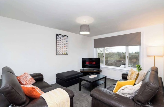 3 Bed House-Free Parking-6Beds