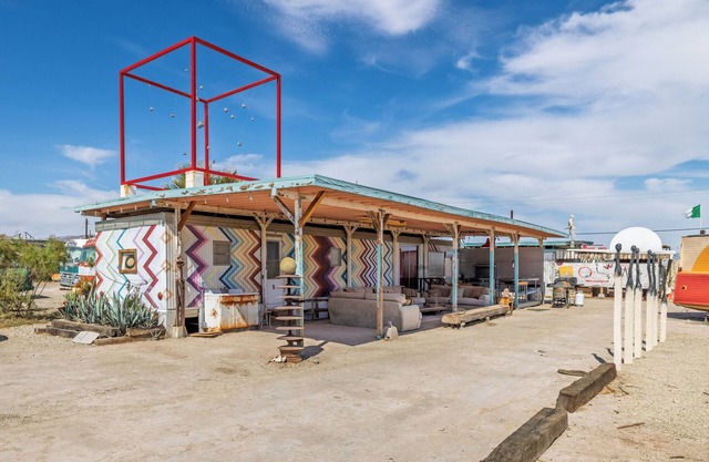 3-bed house in arts destination Bombay Beach with AC, WiFi, and sculpture garden