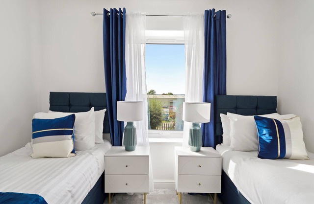 3 Bed House | Murston | Sleeps 7 | Free Parking | Contractors | Families
