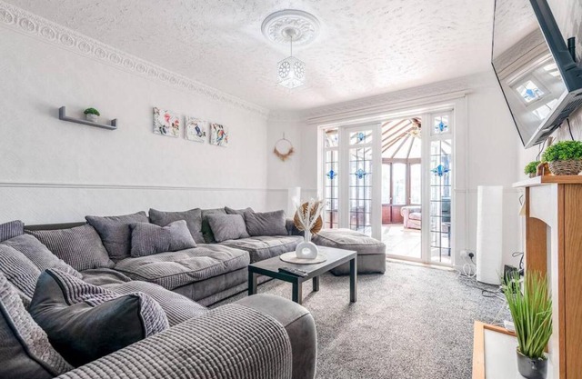 3-Bed House Near Lakeside Mall, Onsite Parking