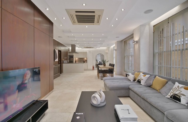 3 bed in Kensington Church Str.