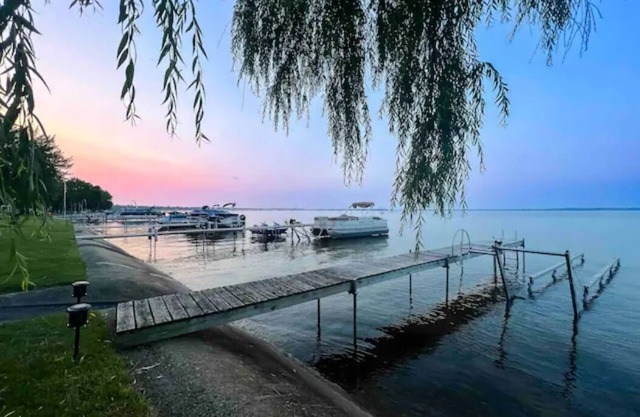 3 Beds with Dock, Hoist, and 40 ft of Waterfront!
