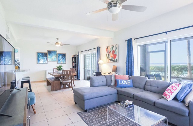 3 Bed Oceanview condo with beach