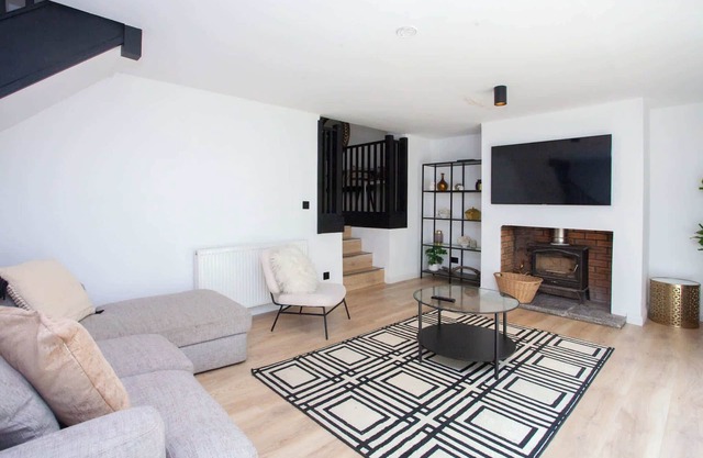 3 Bed - Parking with Garden 10mins to Airport