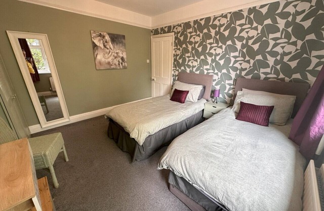 3 bed Private Drive Fast Wifi close to town centre