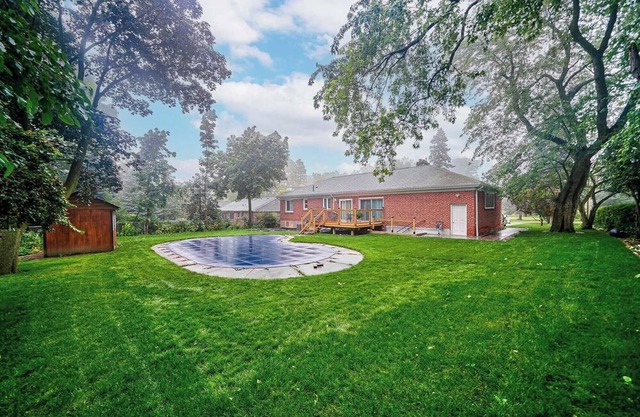 3 bed room, 2 bath room, expansive yard near lake