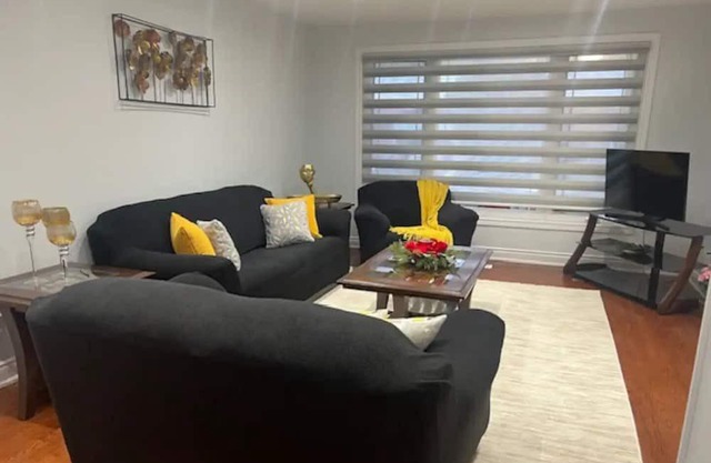 3 Bed Room2 full Wash Room entire Apt, 5 km to Pearson Airport, Sleeps up to 7,