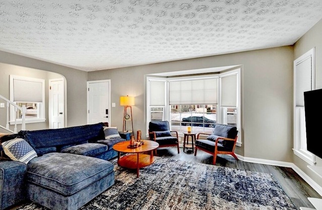 3 bed S Euclid NEW ON VRBO DISCOUNTED PRICE, EXCELLENT REVIEWS OTHER PLATFORMS