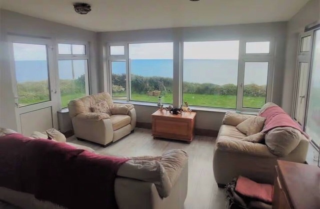 3-Bed Seaside Cottage Retreat - Parking & Garden