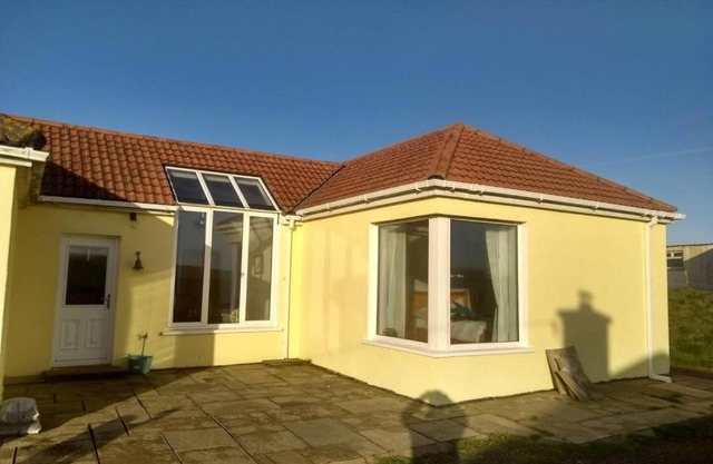3-Bed Seaside Cottage Retreat - Parking & Garden