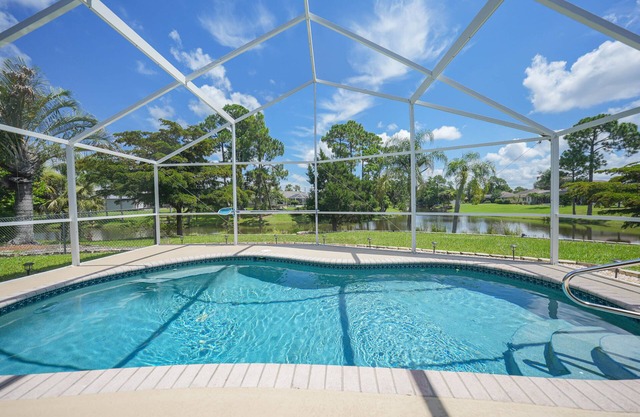 3-bed vacation home w/ pool & hot tub 11 mins from Port Charlotte Town Center