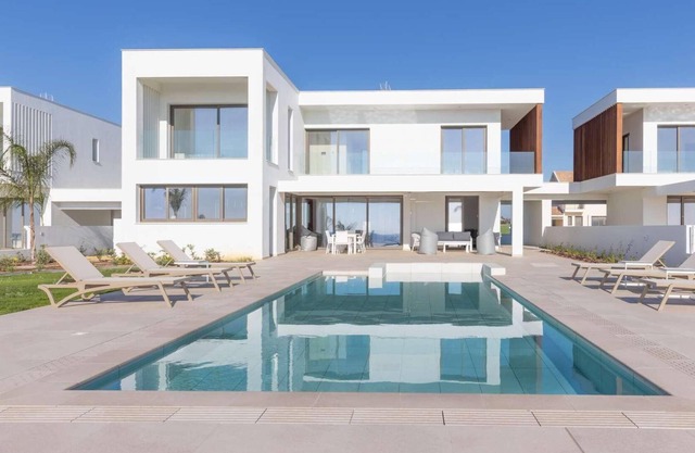3 bed villa, gym, sauna, stunning views