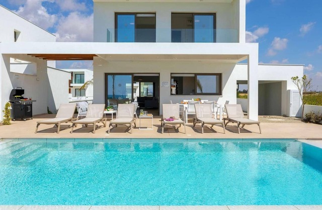 3 bed villa, gym, sauna, stunning views