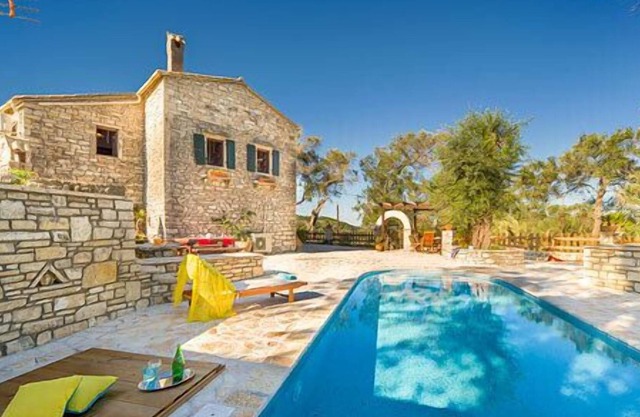 Villa de 3 dormitorios y 2 baños con piscina privada, vistas a los olivos y al mar Jónico, wifi gratis y aire acondicionado.