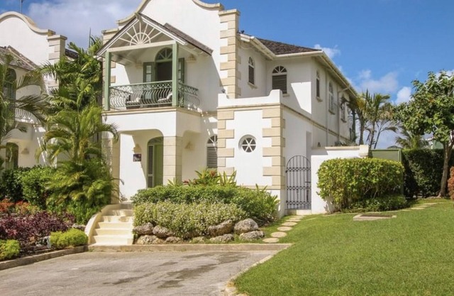3 bed villa 3.5 bathroom Air con Wifi 3 pools Gym Tennis Gated community