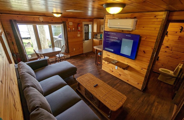3 BEDRM WATERFRONT COTTAGE, CANOE, KAYAKS, WIFI