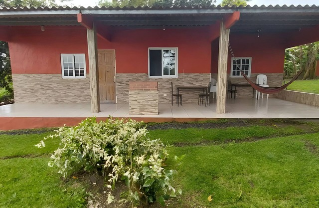 Casa de 3 recamaras y un Baño, con acceso a Piscina, a 10 minutos de la Playa