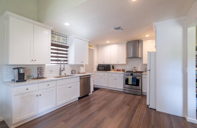 3 Bedroom- 2.5 Bath. Safe and Clean Neighborhood.