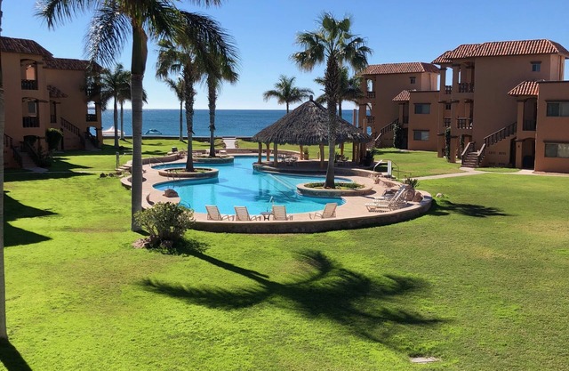 3 dormitorios y 2 baños frente a la playa condominio Bahía Delfin San Carlos