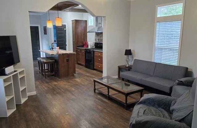 3-bedroom 2 bath by the lake with Starlink Wifi, AC, and Roku TV in all rooms
