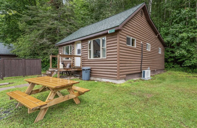 3 bedroom 2 bath Cabin on Lac Vieux Desert Lake private boat launch