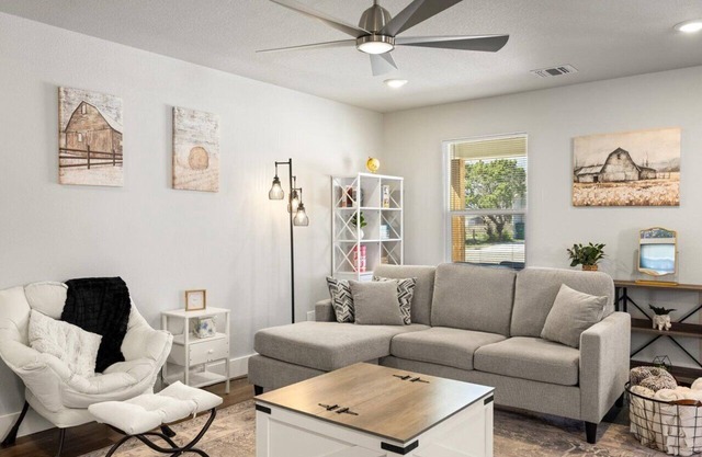 3 bedroom, 2 bath house, sleeps 6+, baby bed B